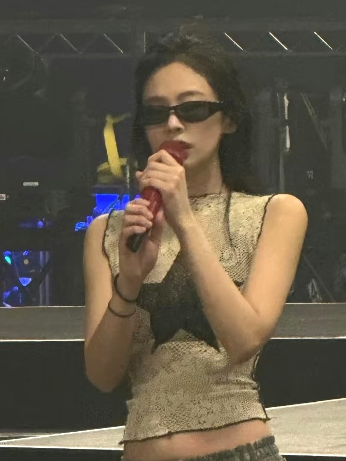 Jennie Concert Vintage Small F - Street Fashion Pose avaliação e preço